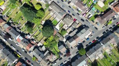 Sıcak Yaz Günü 'nde Luton City of England' daki Residential Estate 'in Hava Görüntüsü. İngiltere Birleşik Krallığı. 13 Ağustos 2024