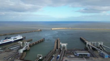 İngiltere 'nin Dover Denizi Limanı Güzel ve Parlak Gün' de Yüksek Açı Manzarası. 20 Nisan 2024