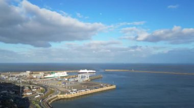 İngiltere 'nin Dover Denizi Limanı Güzel ve Parlak Gün' de Yüksek Açı Manzarası. 20 Nisan 2024