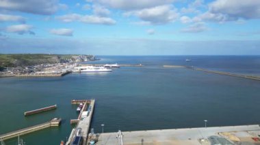 İngiltere 'nin Dover Denizi Limanı Güzel ve Parlak Gün' de Yüksek Açı Manzarası. 20 Nisan 2024