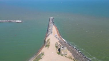 İngiltere üzerinde güneşli bir günde Eastbourne Sahili ve Okyanusu Yüksek Açı Manzarası. 11 Mayıs 2024