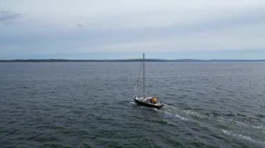 İngiltere 'nin Southampton Limanı yakınlarındaki Lepe Beach ve Ocean Port City' deki teknenin hava görüntüsü. 17 Mayıs 2024