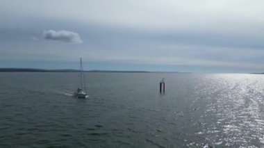 İngiltere 'nin Southampton Limanı yakınlarındaki Lepe Beach ve Ocean Port City' deki teknenin hava görüntüsü. 17 Mayıs 2024