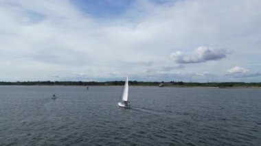 İngiltere 'nin Southampton Limanı yakınlarındaki Lepe Beach ve Ocean Port City' deki teknenin hava görüntüsü. 17 Mayıs 2024