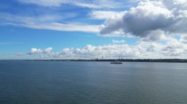 İngiltere üzerinde güneşli bir günde Netley Sahili ve Southampton Limanı yakınlarındaki Okyanus Okyanusu 'ndaki Yüksek Açılı Tekne Manzarası. 17 Mayıs 2024