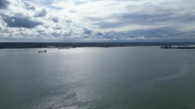 İngiltere üzerinde güneşli bir günde Netley Sahili ve Southampton Limanı yakınlarındaki Okyanus Okyanusu 'ndaki Yüksek Açılı Tekne Manzarası. 17 Mayıs 2024