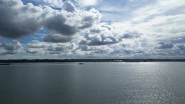 İngiltere üzerinde güneşli bir günde Netley Sahili ve Southampton Limanı yakınlarındaki Okyanus Okyanusu 'ndaki Yüksek Açılı Tekne Manzarası. 17 Mayıs 2024