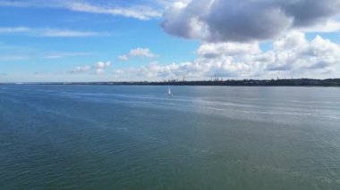 İngiltere üzerinde güneşli bir günde Netley Sahili ve Southampton Limanı yakınlarındaki Okyanus Okyanusu 'ndaki Yüksek Açılı Tekne Manzarası. 17 Mayıs 2024