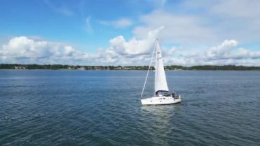 İngiltere üzerinde güneşli bir günde Netley Sahili ve Southampton Limanı yakınlarındaki Okyanus Okyanusu 'ndaki Yüksek Açılı Tekne Manzarası. 17 Mayıs 2024