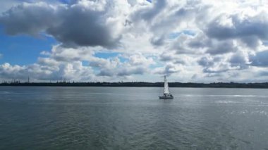 İngiltere üzerinde güneşli bir günde Netley Sahili ve Southampton Limanı yakınlarındaki Okyanus Okyanusu 'ndaki Yüksek Açılı Tekne Manzarası. 17 Mayıs 2024