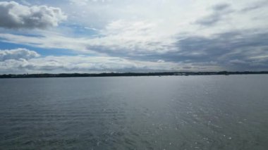 İngiltere üzerinde güneşli bir günde Netley Sahili ve Southampton Limanı yakınlarındaki Okyanus Okyanusu 'ndaki Yüksek Açılı Tekne Manzarası. 17 Mayıs 2024