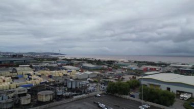 Yağmur ve Bulutlu Sabah sırasında Avonmouth Bristol Limanı 'nın hava görüntüsü. İngiltere Birleşik Krallığı. 24 Ağustos 2024
