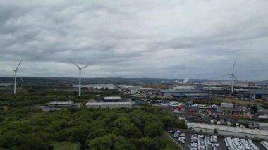 Yağmur ve Bulutlu Sabah sırasında Avonmouth Bristol Limanı 'nın hava görüntüsü. İngiltere Birleşik Krallığı. 24 Ağustos 2024