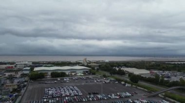 Yağmur ve Bulutlu Sabah sırasında Avonmouth Bristol Limanı 'nın hava görüntüsü. İngiltere Birleşik Krallığı. 24 Ağustos 2024