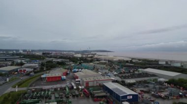 Yağmur ve Bulutlu Sabah sırasında Avonmouth Bristol Limanı 'nın hava görüntüsü. İngiltere Birleşik Krallığı. 24 Ağustos 2024
