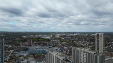 İngiltere 'nin orta batı Croydon şehrindeki binaların yüksek açılı görüntüsü. 24 Nisan 2024