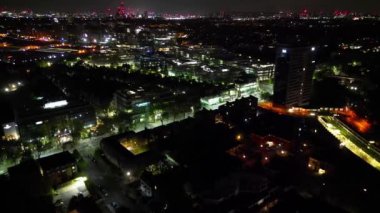 Aydınlanmış Orta Chiswick Londra Şehri 'nin İngiltere' deki Gece Havadan Görünümü. 24 Nisan 2024