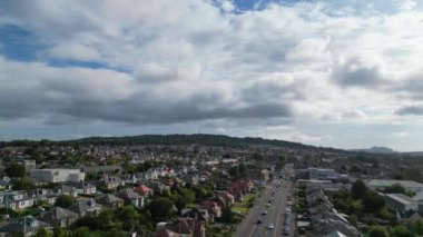 29 Ağustos 2024 'te kısmen bulutlu bir günde İskoçya' nın merkezi Edinburgh şehrinin hava görüntüsü