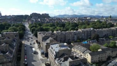 29 Ağustos 2024 'te kısmen bulutlu bir günde İskoçya' nın merkezi Edinburgh şehrinin hava görüntüsü