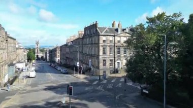 29 Ağustos 2024 'te kısmen bulutlu bir günde İskoçya' nın merkezi Edinburgh şehrinin hava görüntüsü