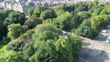 29 Ağustos 2024 'te kısmen bulutlu bir günde İskoçya' nın merkezi Edinburgh şehrinin hava görüntüsü