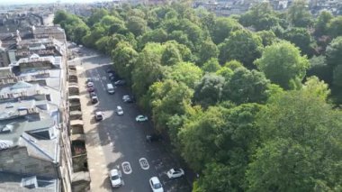 29 Ağustos 2024 'te kısmen bulutlu bir günde İskoçya' nın merkezi Edinburgh şehrinin hava görüntüsü