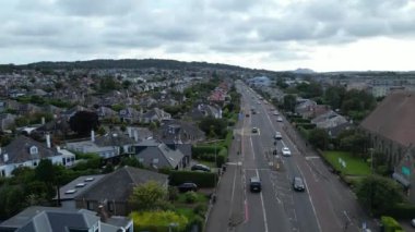 29 Ağustos 2024 'te kısmen bulutlu bir günde İskoçya' nın merkezi Edinburgh şehrinin hava görüntüsü