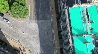 29 Ağustos 2024 'te kısmen bulutlu bir günde İskoçya' nın merkezi Edinburgh şehrinin hava görüntüsü