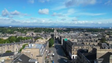 29 Ağustos 2024 'te kısmen bulutlu bir günde İskoçya' nın merkezi Edinburgh şehrinin hava görüntüsü