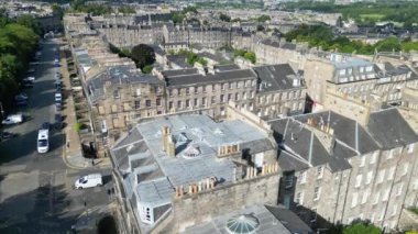 29 Ağustos 2024 'te kısmen bulutlu bir günde İskoçya' nın merkezi Edinburgh şehrinin hava görüntüsü
