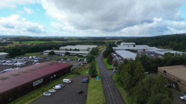 İskoçya 'nın Livingstone kasabasındaki Endüstriyel Estate Havacılık Manzarası. 29 Ağustos 2024 'te İHA' nın Kamerasıyla Yağmurlu ve Bulutlu Gün 'de Çekilen Görüntü