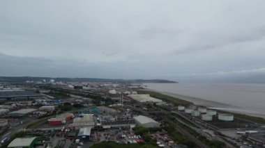 Yağmurlu ve Bulutlu Sabah Sırasındaki Deniz Limanı Avonmouth Bristol manzarası. İngiltere Birleşik Krallığı. 24 Ağustos 2024