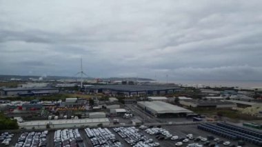 Yağmurlu ve Bulutlu Sabah Sırasındaki Deniz Limanı Avonmouth Bristol manzarası. İngiltere Birleşik Krallığı. 24 Ağustos 2024
