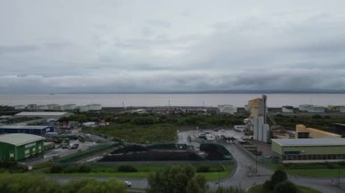 Yağmurlu ve Bulutlu Sabah Sırasındaki Deniz Limanı Avonmouth Bristol manzarası. İngiltere Birleşik Krallığı. 24 Ağustos 2024