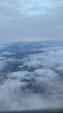 Pencere Koltuğu 'ndan kalkış sırasında Birleşik Krallık' ta Yüksek Açılı Gökyüzü ve Bulutlar