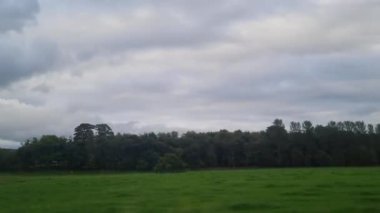 İngiltere Gölü Bölgesi 'ne giden Carlisle' ın tren yolculuğu sırasındaki yan pencere görüntüsü. 3 Eylül 2024