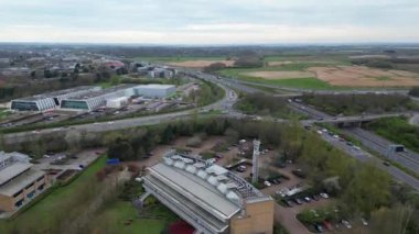 İngiltere 'nin Cambridgeshire kentinin merkez Milton kasabası yakınlarındaki yerleşim bölgesinin hava görüntüsü. 21 Mart 2024