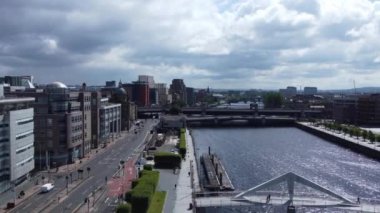 Merkezi Glasgow şehri İskoçya 'nın havadan görünüşü. 5 Haziran 2024, İHA 'nın Kamerasıyla Nehir Tarafından Rüzgâr Günü Çekildi.