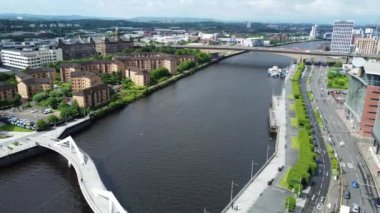 Merkezi Glasgow şehri İskoçya 'nın havadan görünüşü. 5 Haziran 2024, İHA 'nın Kamerasıyla Nehir Tarafından Rüzgâr Günü Çekildi.