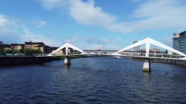 Merkezi Glasgow şehri İskoçya 'nın havadan görünüşü. 5 Haziran 2024, İHA 'nın Kamerasıyla Nehir Tarafından Rüzgâr Günü Çekildi.