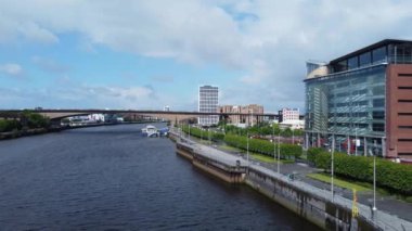 Merkezi Glasgow şehri İskoçya 'nın havadan görünüşü. 5 Haziran 2024, İHA 'nın Kamerasıyla Nehir Tarafından Rüzgâr Günü Çekildi.