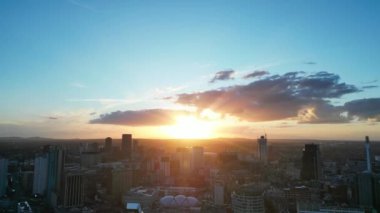 İngiltere 'nin Birmingham şehrinin günbatımında çekilmiş hava görüntüleri. 30 Mart 2024