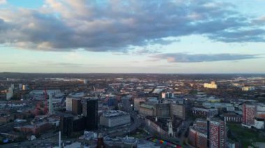 İngiltere 'nin Birmingham şehrinin günbatımında çekilmiş hava görüntüleri. 30 Mart 2024