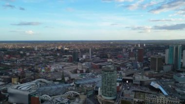 İngiltere 'nin Birmingham şehrinin günbatımında çekilmiş hava görüntüleri. 30 Mart 2024