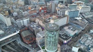 İngiltere 'nin Birmingham şehrinin günbatımında çekilmiş hava görüntüleri. 30 Mart 2024