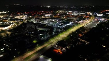Aydınlanmış Orta Hatfield Şehri ve İngiltere 'nin Hertfordshire şehir merkezinin Yüksek Açı Görüntüleri, Karanlık Gece sırasında Birleşik Krallık. 9 Mart 2024