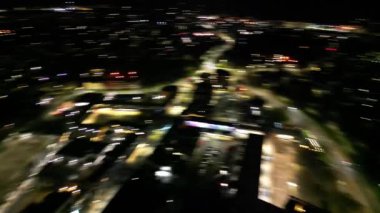 Aydınlanmış Orta Hatfield Şehri ve İngiltere 'nin Hertfordshire şehir merkezinin Yüksek Açı Görüntüleri, Karanlık Gece sırasında Birleşik Krallık. 9 Mart 2024