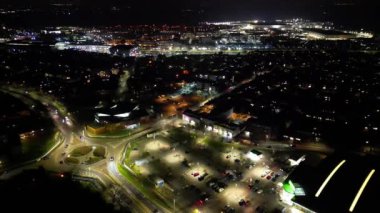 Aydınlanmış Orta Hatfield Şehri ve İngiltere 'nin Hertfordshire şehir merkezinin Yüksek Açı Görüntüleri, Karanlık Gece sırasında Birleşik Krallık. 9 Mart 2024