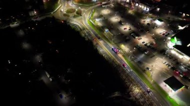 Aydınlanmış Orta Hatfield Şehri ve İngiltere 'nin Hertfordshire şehir merkezinin Yüksek Açı Görüntüleri, Karanlık Gece sırasında Birleşik Krallık. 9 Mart 2024