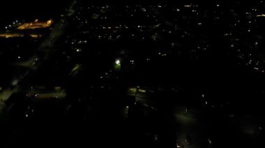 Aydınlanmış Orta Hatfield Şehri ve İngiltere 'nin Hertfordshire şehir merkezinin Yüksek Açı Görüntüleri, Karanlık Gece sırasında Birleşik Krallık. 9 Mart 2024
